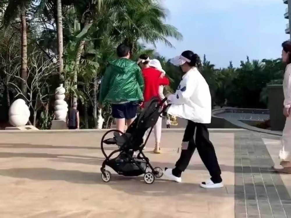 郎朗一家在度假，2岁的儿子长腿，惹人注目。钢琴家不能抱小孩吗？
